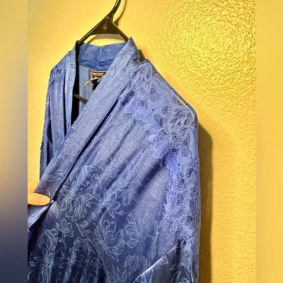 Victoria’s Secret satin robe - Picture 8 of 8